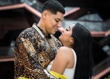 Esposa de Eduin Caz pone tierra de por medio y se va a Europa tras disculpa pública del cantante