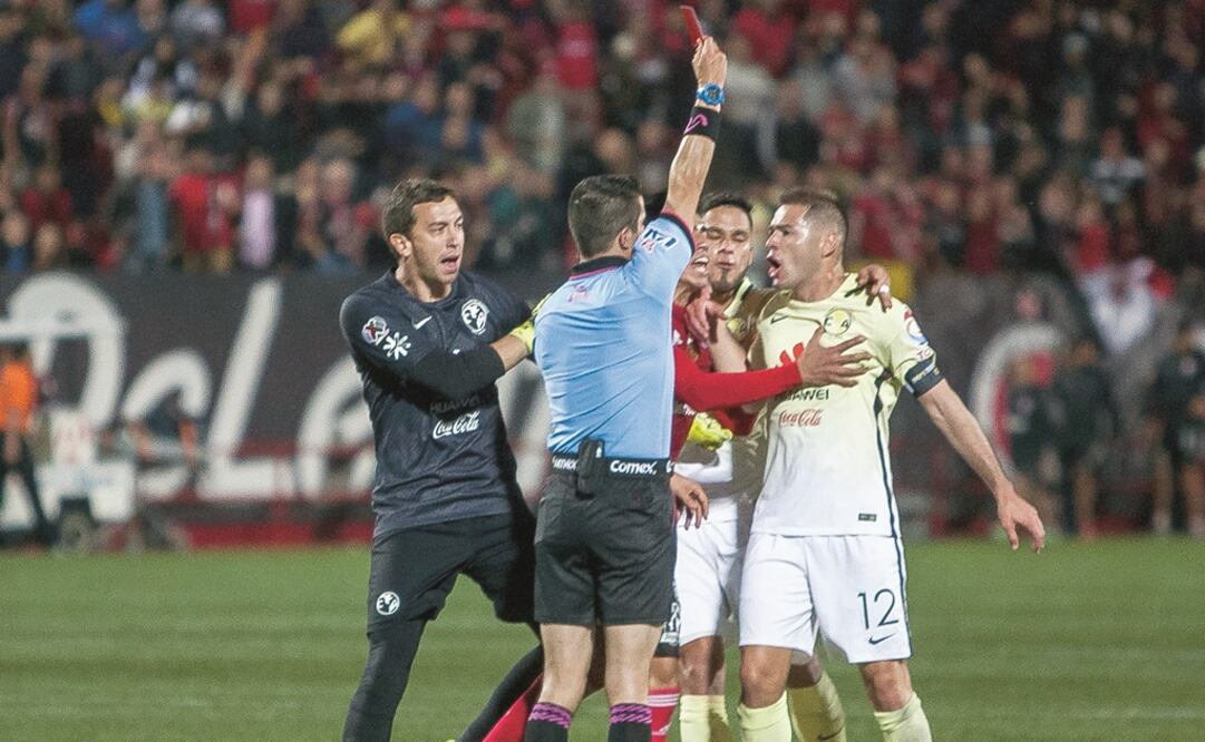 Con esta acción comenzó todo el incidente entre árbitros y jugadores. (IMAGO7)