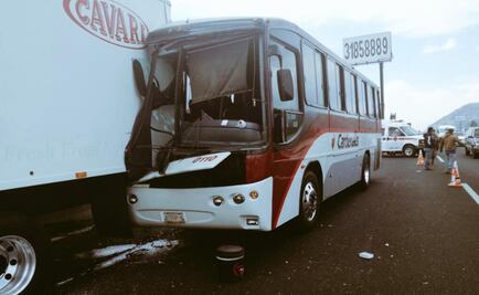 Autobús se estrella contra tráiler en la México-Puebla