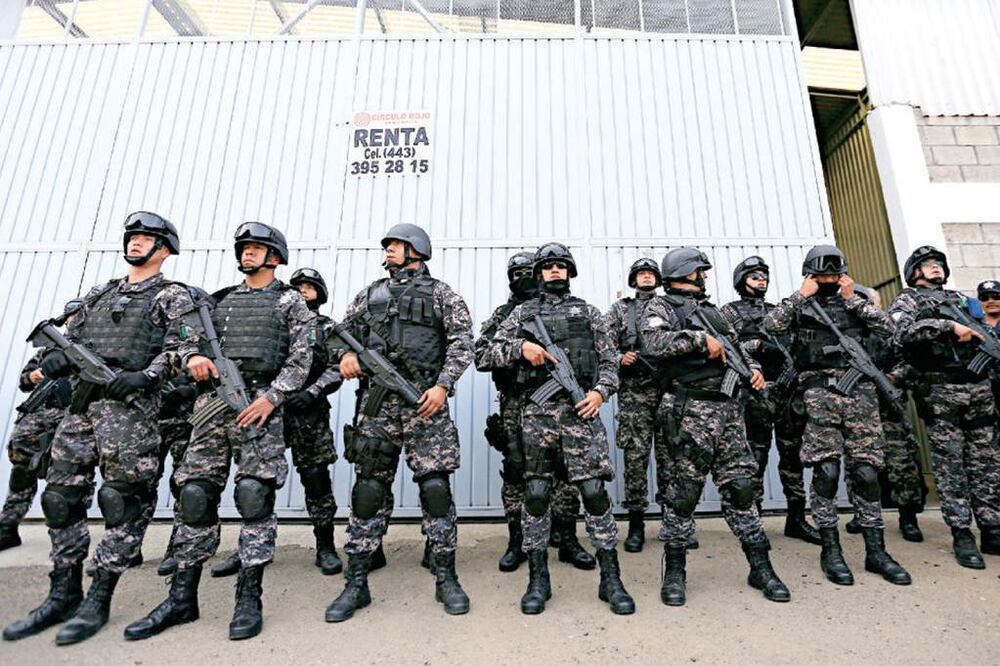 Bajo un operativo de seguridad implementado por fuerzas federales, este miércoles fueron entregadas alrededor de 10 millones de boletas electorales, que se distribuirán a los municipios en los próximos días. Foto: Raúl Tinoco/EL UNIVERSAL