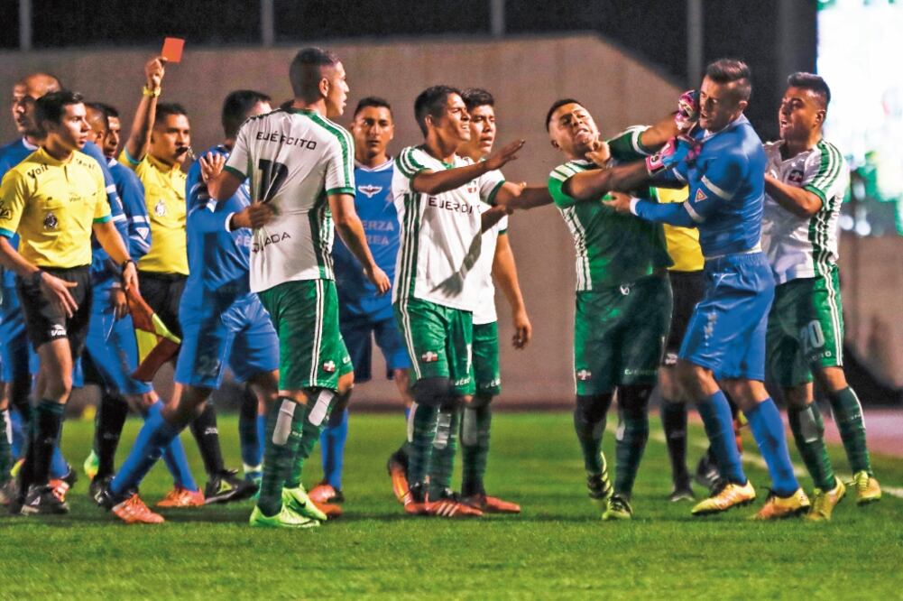 Los ánimos se encendieron hasta la protesta al árbitro, los empujones y vino el conato de bronca hasta que salieron las tarjetas rojas. (CRISTOPHER ROGEL BLANQUET. EL UNIVERSAL)