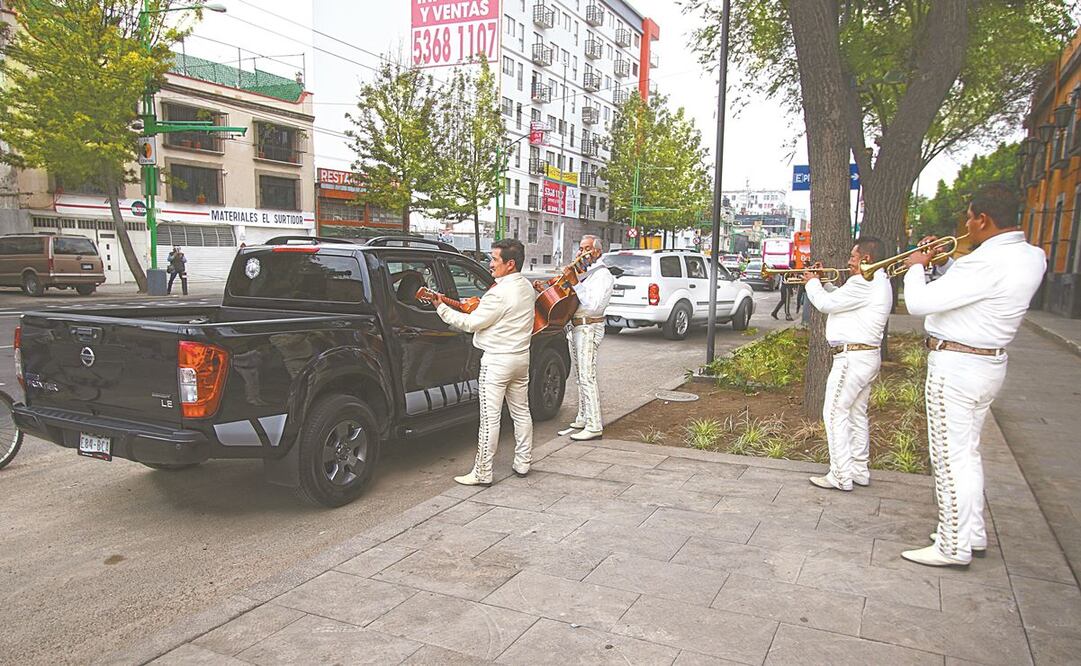 Por necesidad, los intérpretes afirman que no han dejado de ir a la Plaza Garibaldi desde que se suspendieron las labores no esenciales el 23 de marzo. Foto: CARLOS MEJÍA. EL UNIVERSAL