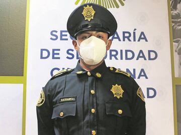 Tras evitar un suicidio, policía toma con humor apodo de Spiderman