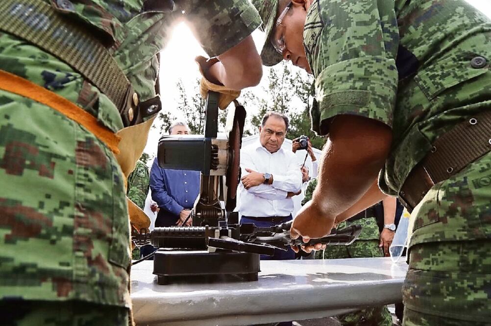 Armamento decomisado por parte de la Sedena, la Marina y las policías federal y estatal fue destruido ayer. (ESPECIAL)