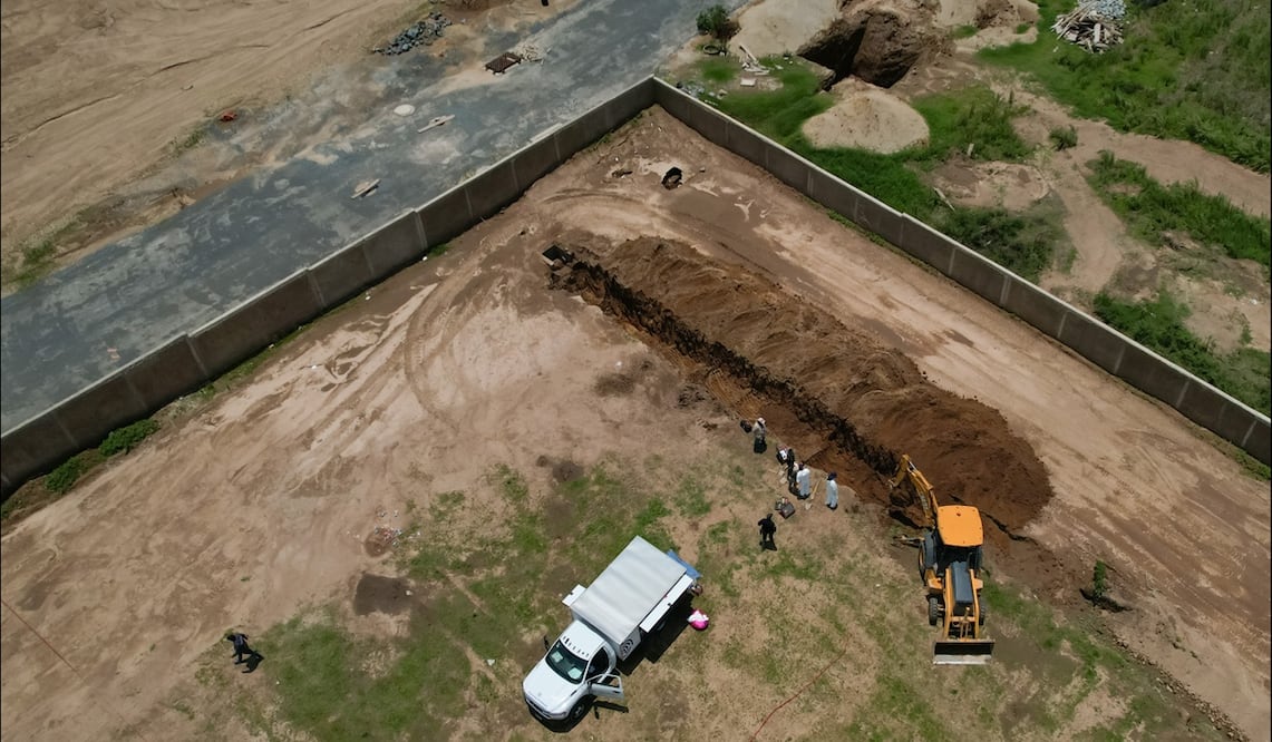Integrantes del colectivo Guerreros Buscadores trabajan en la excavación de una fosa clandestina en la zona de Las Agujas, en Zapopan, Jalisco, el martes 8 de julio de 2025. Foto: EFE