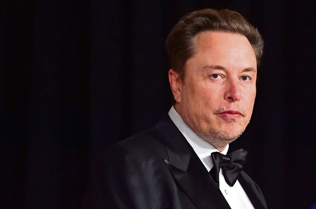Elon Musk controlaba el consejo de administración de Tesla cuando se aceptó otorgarle una compensación millonaria, indicó una jueza. Foto: Jordan Strauss Archivo AP
