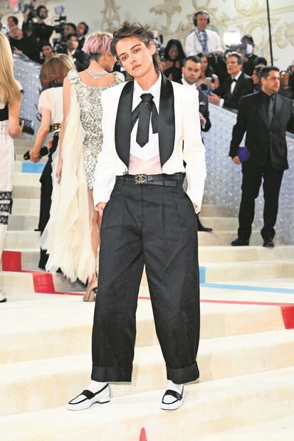Kristen Stewart, con cabello corto, vistiendo Chanel, Foto: Agencias