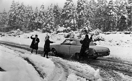 Una balacera y riñas por guerras de bolas de nieve: los estragos que dejó la nevada de la CDMX en 1967