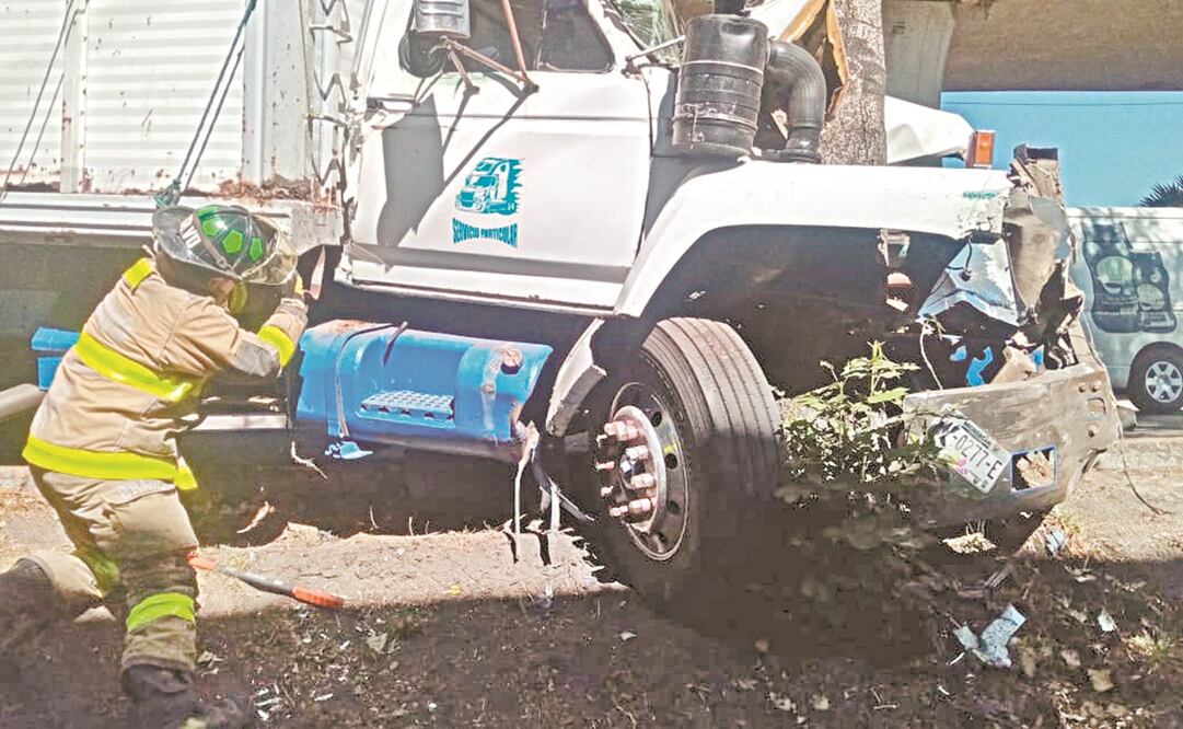 El camión de carga, con placas del estado de Michoacán, se impactó en la zona del fraccionamiento Las Rosas. Los conductores de las unidades fueron llevados al MP para deslindar responsabilidades. Foto: ESPECIAL