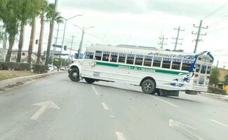 Se registran varios bloqueos en Reynosa tras ataque de civiles armados a elementos de la Guardia Estatal; arrojan ponchallantas