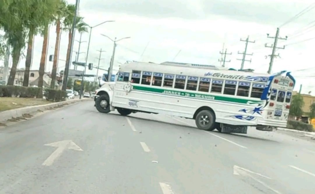 Se registran varios bloqueos en Reynosa tras ataque de civiles armados a elementos de la Guardia Estatal; arrojan ponchallantas.
Foto: Especial.