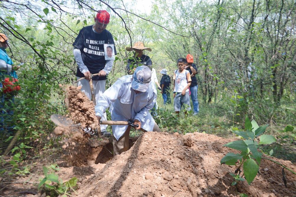 En el estado de Guerrero el hallazgo de cadáveres en fosas clandestinas se ha convertido en una constante (ARCHIVO EL UNIVERSAL)