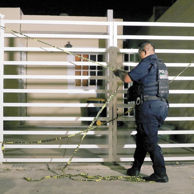 Un agente de policía sella la entrada del call center donde 27 personas fueron secuestradas la tarde del martes. Las autoridades indicaron que todas las víctimas se encontraron en buen estado y ninguna fue maltratada. JORGE DELGADO. REUTERS