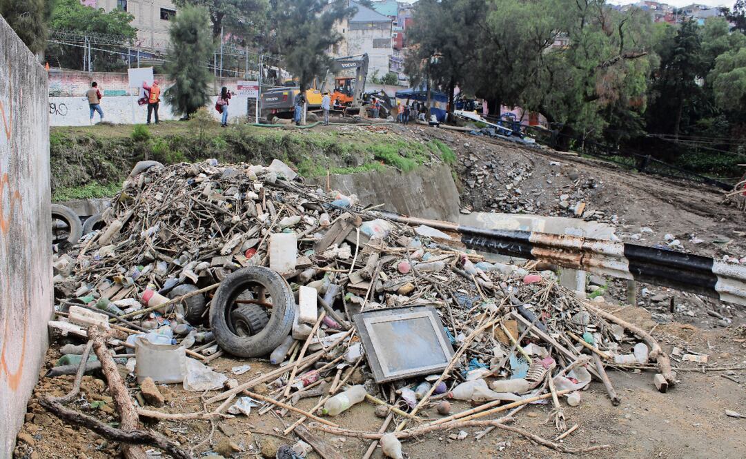 Este lunes inició la primera fase de limpieza y desinfección en la zona afectada. En el área quedó evidencia de la basura que arrastró el agua el domingo pasado. Foto: Darío Luna / EL UNIVERSAL