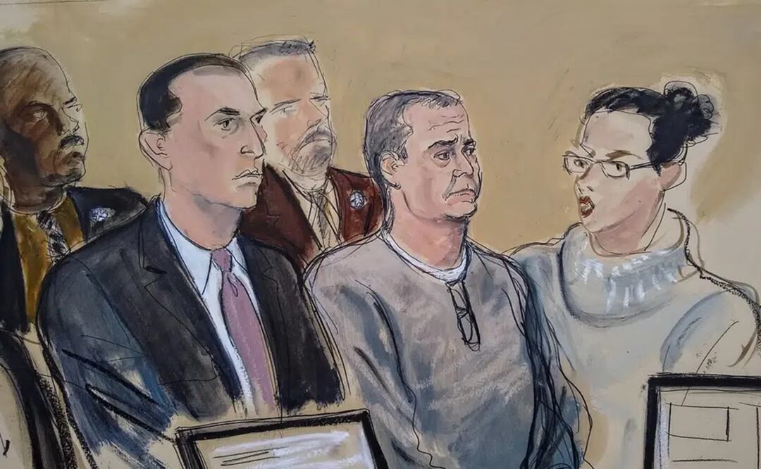 El abogado defensor César de Castro, el exsecretario de Seguridad Pública de Mëxico, Genaro García Luna, y una intérprete, durante una vista en una corte federal en Brooklyn. Foto: AP