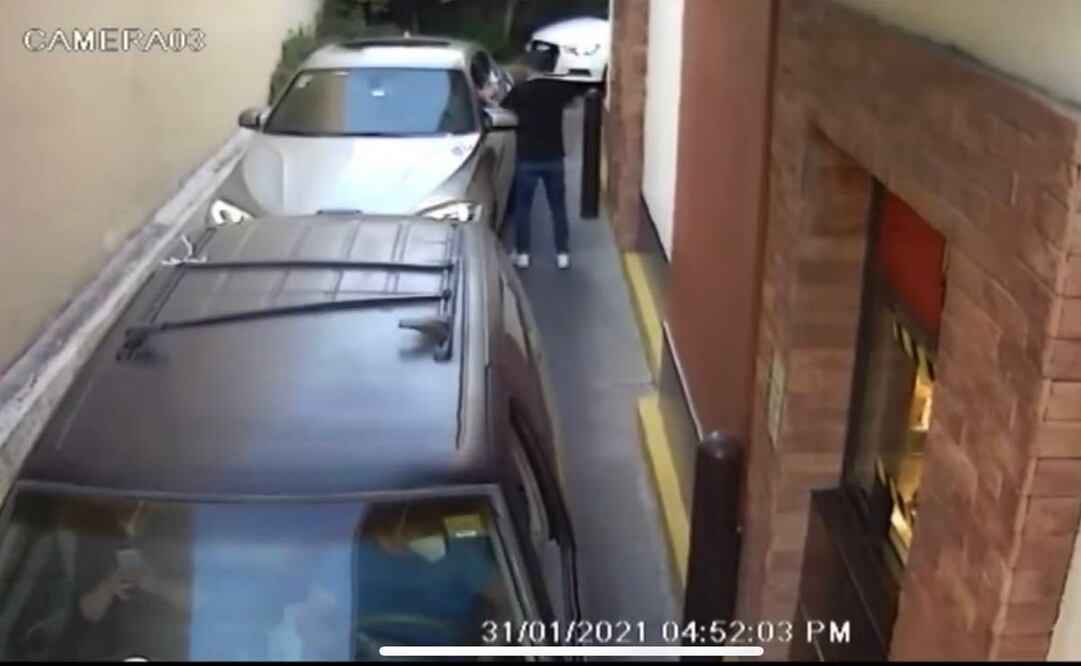 Denuncian en redes asaltos en fila de autos en McDonalds