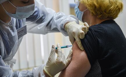 Autoridad sanitaria de EU niega presión para aprobar vacuna contra Covid