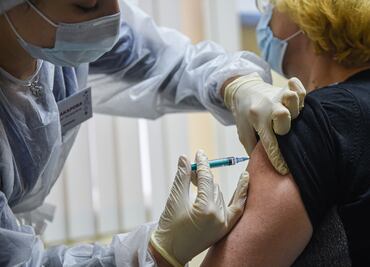 Autoridad sanitaria de EU niega presión para aprobar vacuna contra Covid