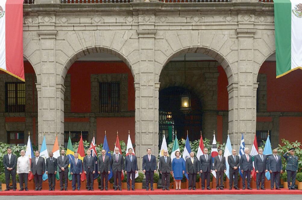 Antes de reunirse con el director general de Citigroup, Michael Corbat, el presidente Enrique Peña Nieto recibió las cartas credenciales de 18 nuevos embajadores en nuestro país. Foto: PRESIDENCIA