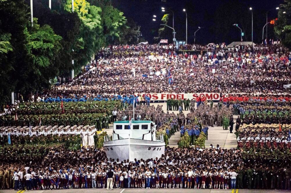 Miles de cubanos marcharon ayer con una répilca del yate 'Granma' por el 58 aniversario de la Revolución cubana y los 60 años del Ejército Rebelde. (DESMOND BOYLAN. REUTERS)