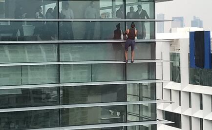 Graban a hombre escalando edificio en Polanco