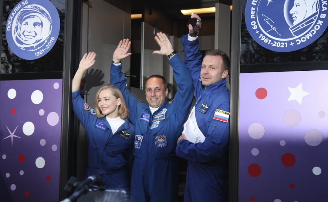 La actriz Yulia Peresild, el director Klim Shipenko y el cosmonauta Anton Shkaplerov. Foto: AP