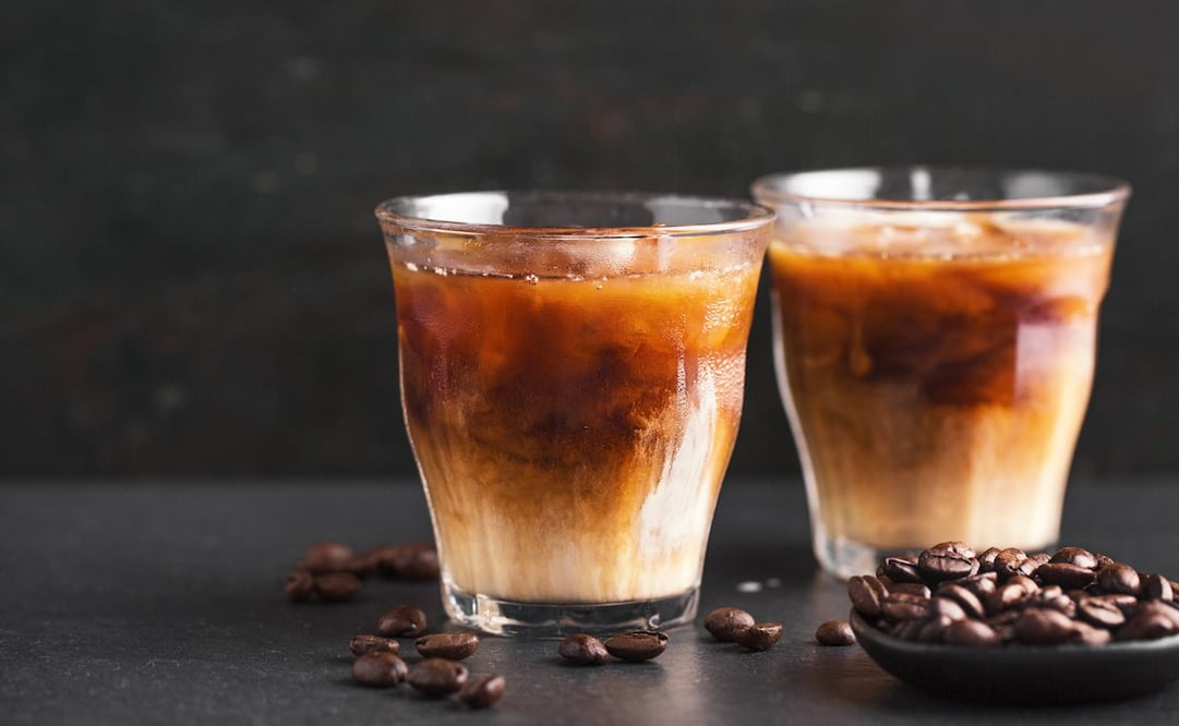 El café con hielo puede combinarse con pulpas de frutas, lo que le añade un toque dulce. Foto: Freepik