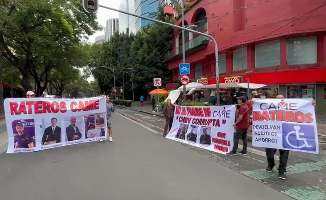 Ahorradores de CAME exigen recuperar su dinero por lo que realizan protestas en Insurgentes Sur, a la altura de Plaza Inn. Foto: Cortesía