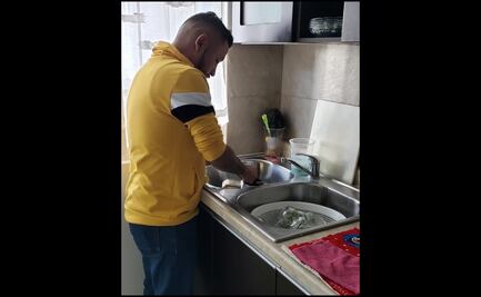 “El Mijis” llama a no tener roles de género lavando platos