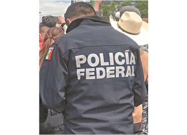 Roban 2 mdp con uniforme de Policía Federal
