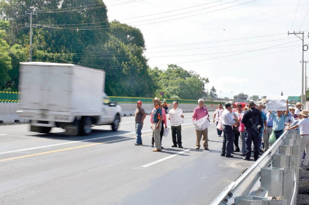Vecinos afectados por la construcción del Paso Exprés demandan colocar barras para evitar percances y entubar un desagüe, ante el riesgo de inundaciones. Fueron atendidos por el residente de carreteras de la SCT (CIUDADANOS MX)