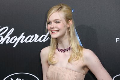 Elle Fanning se desmaya en Cannes por su vestido ajustado