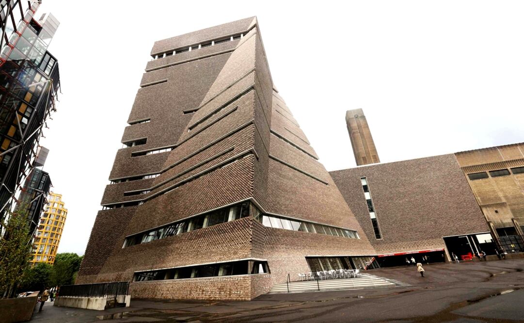 Un hombre se encuentra fuera de la Switch House durante la presentación de la Tate Modern en Londres. Foto: Reuters/Stefan Wermuth, archivo