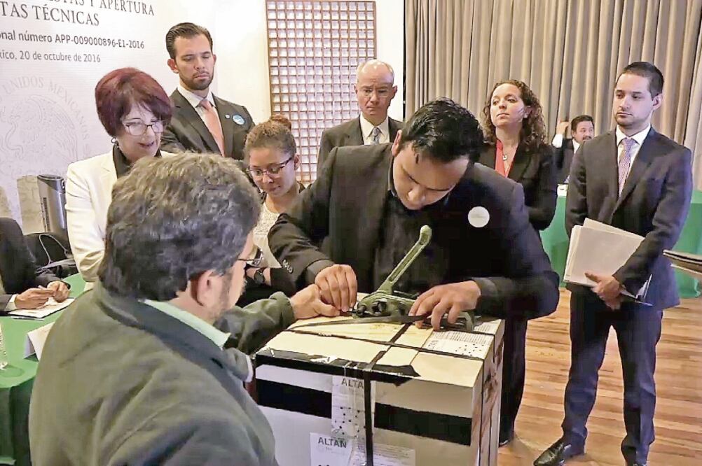 La entrega de las propuestas de los dos consorcios estuvo cotejada por Transparencia Mexicana, que fungió como testigo social, entre otros (BERENICE FREGOSO. EL UNIVERSAL)