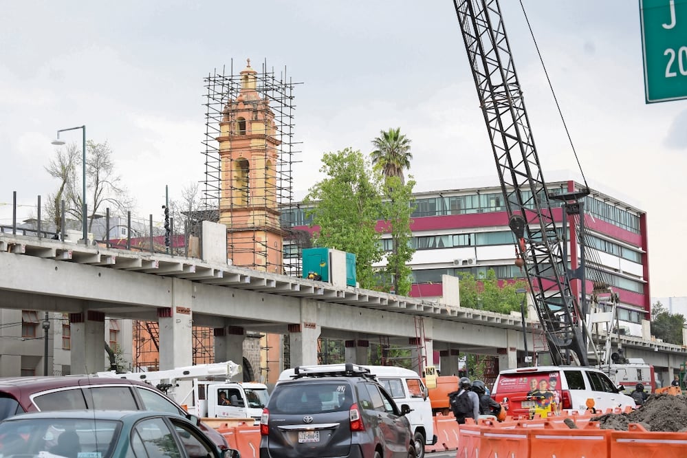 En un tramo del Parque Elevado ya se colocó la estruc ura para el barandal. Foto: Santiago Cadena / EL UNIVERSAL