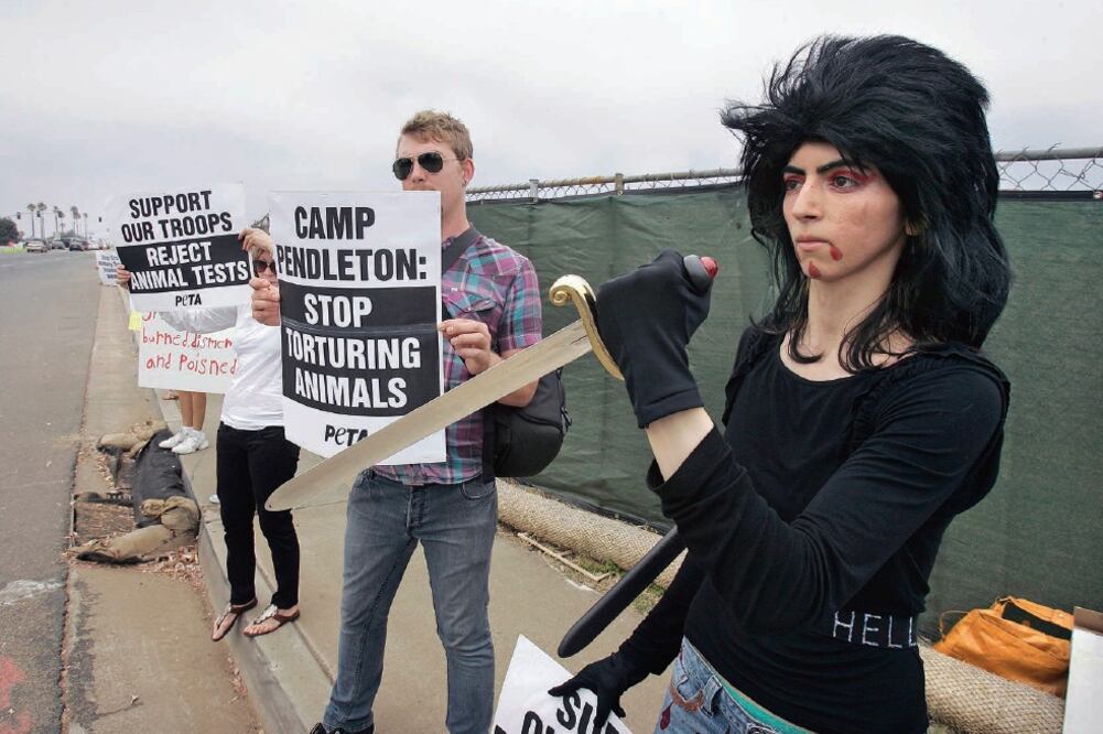 Nasim Aghdam (der.) y activistas de PETA, durante una protesta en 2009 contra la muerte de animales a manos de los marines, durante ejercicios militares. (AP)