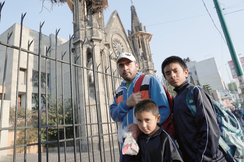 Los hijos de Jesús López acuden a la primaria Italia, pero después del 19-S deben tomar clases en una iglesia porque el plantel resultó afectado. (IVÁN STEPHENS. EL UNIVERSAL)