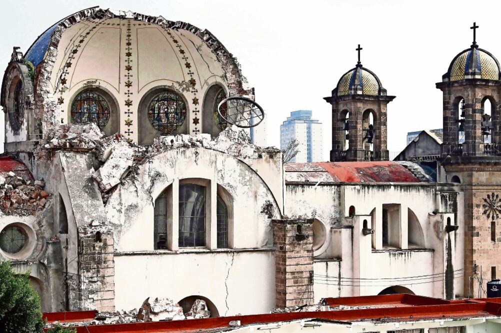 Días después del 19 de septiembre, la mitad de la cúpula del templo se desplomó. Su caída provocó daños en la escuela primaria colindante. (ARCHIVO EL UNIVERSAL)