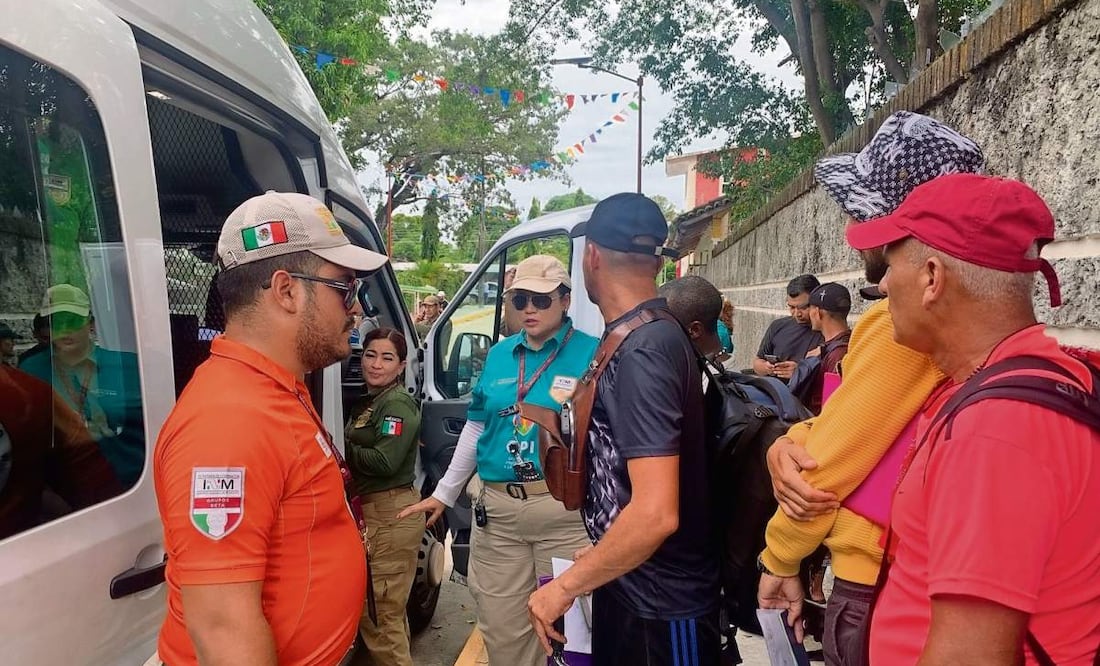Algunos migrantes aceptaron abordar las unidades del Instituto Nacional de Migración para regresar a Tapachula por visas humanitarias. Foto: María de Jesús Peters / EL UNIVERSAL