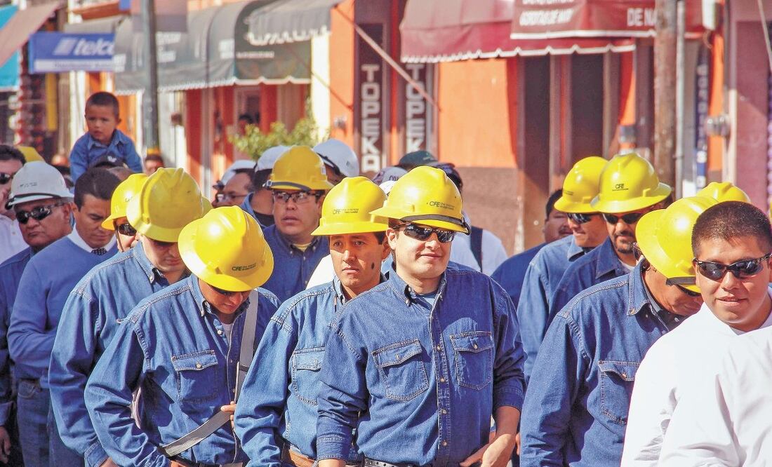Entre los beneficios con los que cuentan los trabajadores sindicalizados de la CFE está el pago de aguinaldo de 63 días de salario tabulado. ARCHIVO EL UNIVERSAL