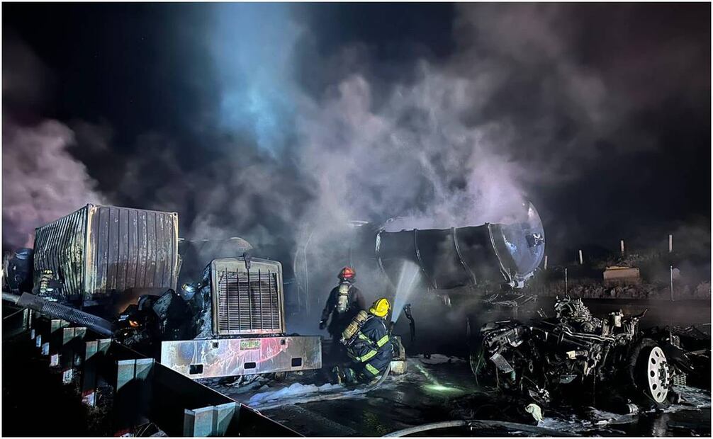 Incendio en libramiento Querétaro. Foto: @pcmqro