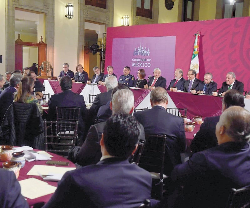 En una cena privada en Palacio Nacional, el presidente Andrés Manuel López Obrador reunió a más de 200 empresarios para invitarlos a participar en la rifa relacionada con el avión presidencial. PRESIDENCIA