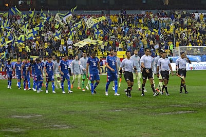 La pésima cancha  del Azteca