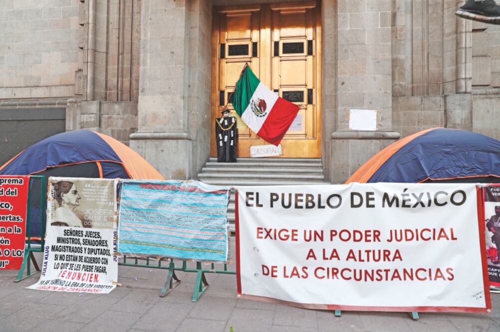 Militantes de Morena mantienen un campamento en la entrada principal de la Suprema Corte. La protesta lleva más de 60 días. Foto: ARCHIVO EL UNIVERSAL