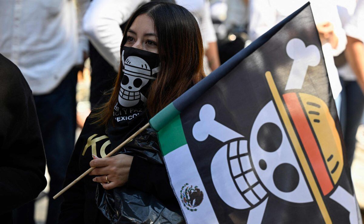 Un manifestante porta una bandera del manga One Piece durante una marcha contra el gobierno de la presidenta de México, Claudia Sheinbaum, en la Ciudad de México el 15 de noviembre de 2025. Foto: AFP
