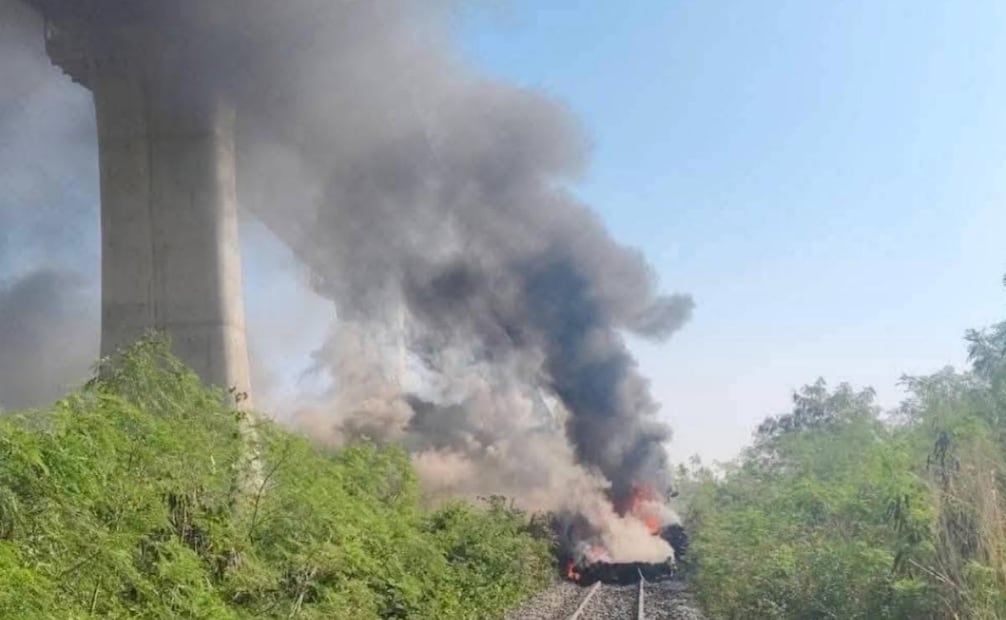 Fotografía cedida que muestra el accidente de un tren este miércoles, en Nakhon Ratchasima (Tailandia). Al menos cuatro personas perdieron la vida y otras 30 resultaron heridas este miércoles en Tailandia tras la caída de una grúa de construcción sobre un tren de pasajeros que cubría la ruta de Bangkok a Ubon Ratchatani (noreste), con decenas de personas a bordo. ]Foto: EFE