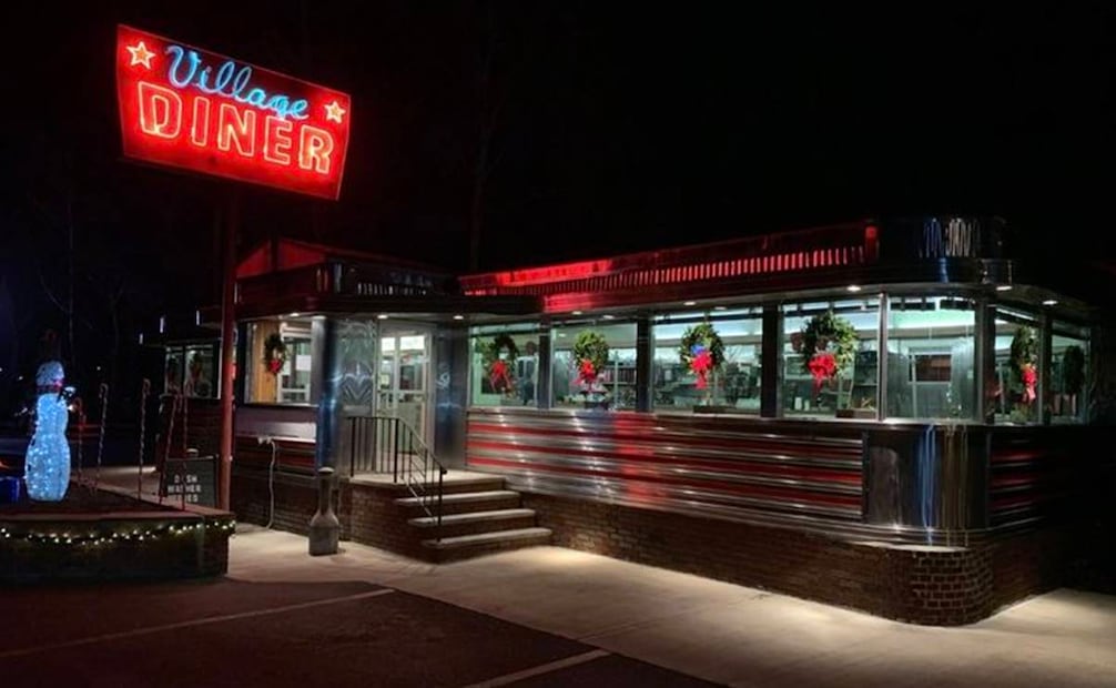 Es normal ver que los diners más arraigados coloquen escaleras y cimientos externos de ladrillo, como se aprecia en esta foto navideña del "Village Diner". Foto: Pinterest.