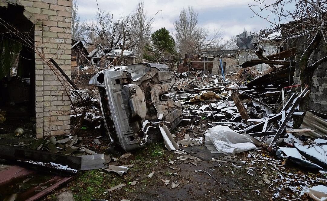 Un automóvil destruido y escombros de un reciente bombardeo en Pokrovsk, región de Donetsk, el 24 de noviembre pasado. Foto: Florent Vergenes | AFP
