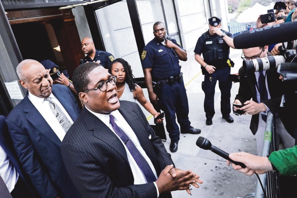 Bill Cosby (izquierda) no hizo declaraciones tras su triunfo legal (LUCAS JACKSON. REUTERS)