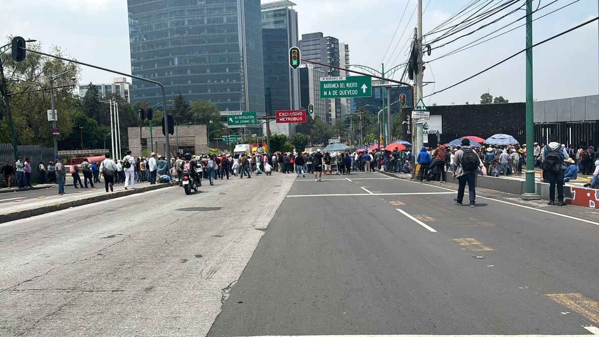 Ejidatarios de Hidalgo realizan un bloqueo frente a las oficinas de la Conagua. Exigen solución a sus problemas por la falta del líquido. (Foto: especial)